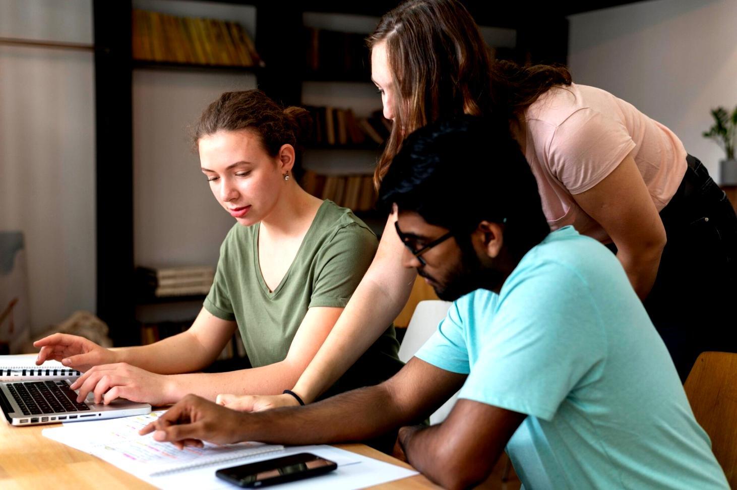 Online-Workshop mit Teilnehmern am Bildschirm