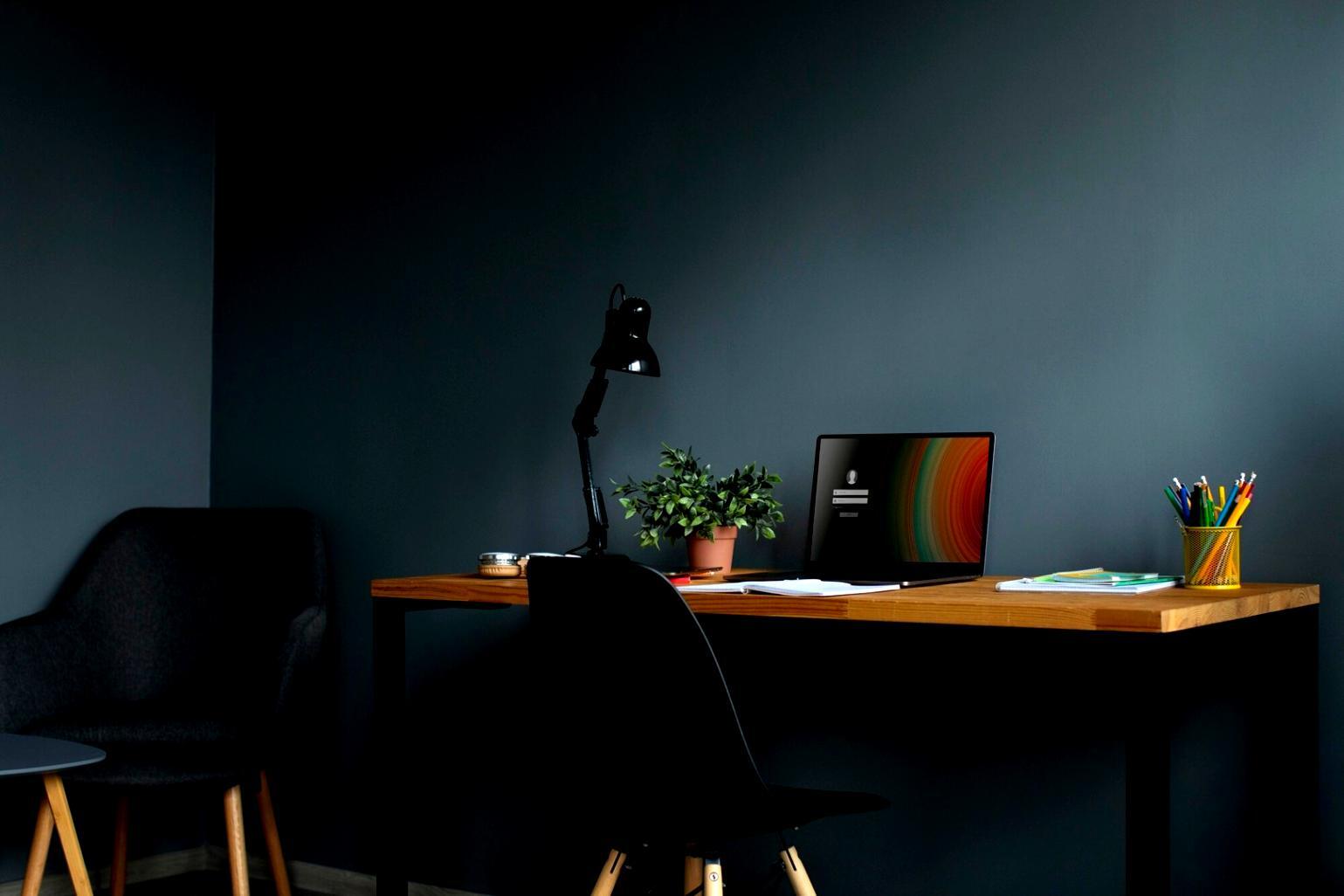 Arbeitsplatz mit Finanzanalysen und Laptop
